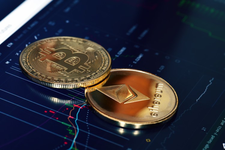 US Investors Prop Up Bitcoin, Ethereum Amidst Geopolitical Uncertainty